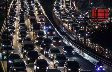 Suasana kendaraan terjebak macet di Jl. Gatot Subroto dan Tol Cawang-Grogol di Jakarta Selatan, Senin (8/6/2020). Pada hari pertama  orang masuk kantoran dan penerapan Pembatasan Sosial Berskala Besar (PSBB) transisi, lalu lintas di sejumlah jalan di DKI Jakarta terpantau padat hingga terjadi kemacetan.