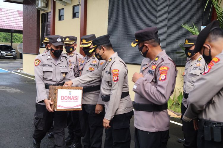 Polisi donasi bagi korban gempa di Kabupaten Cianjur, Jawa Barat. Terkumpul Rp 31,2 juta usai apel pagi ratusan polisi di pelataran depan markas Kepolisian Resor Kulon Progo, Daerah Istimewa Yogyakarta.