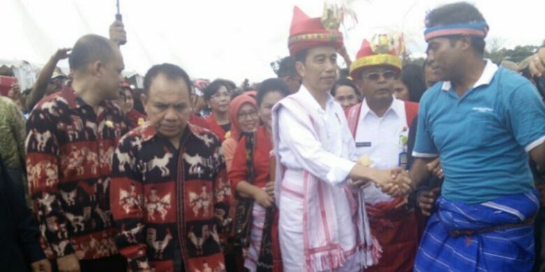 Presiden Joko Widodo, mengenakan busana khas Sumba, saat berada di Kabupaten Sumba Barat Daya, Nusa Tenggara Timur (NTT), Rabu (12/7/2017)