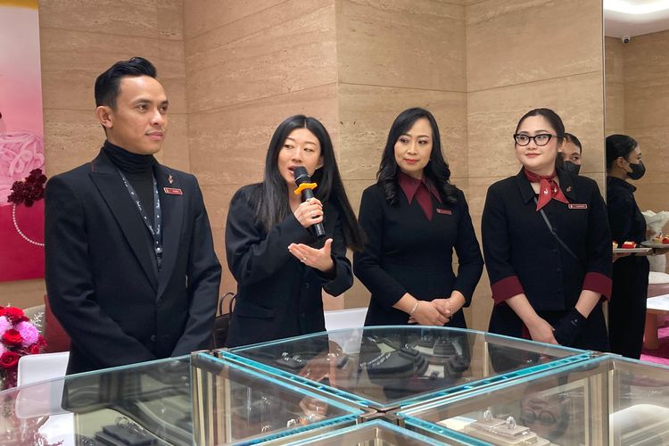 Desainer seragam Frank & co. Stella Rissa (yang memegang mikrofon) saat memperkenalkan seragam yang ia desain dalam pembukaan kembali gerai pertama Frank & co. di Indonesia di Pondok Indah Mall 1, Jakarta Selatan, Minggu (5/10/2025).