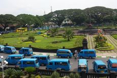 Sopir Angkot Mogok, Kendaraan Polisi Angkut Penumpang yang Telantar