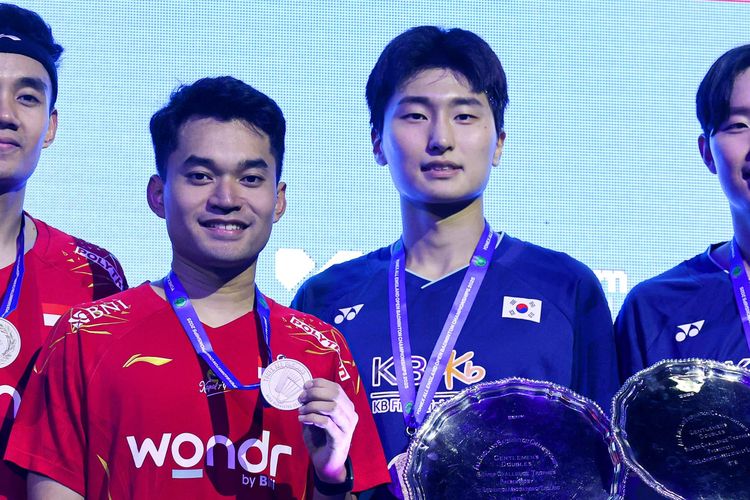 Leo Rolly Carnando/Bagas Maulana (kiri) tampil sebagai runner up All England 2025 usai takluk dari Kim Won-ho/Seo Seung-jae (Korea Selatan) pada partai final ganda putra di Utilita Arena, Birmingham, Inggris, Minggu (16/3/2025).