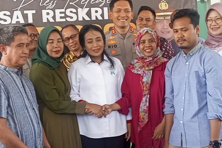 Menteri PPA Bintang Puspayoga saat penyerahan bayi yang sudah tertukar selama setahun di Bogor, Jawa Barat, Jumat (29/9/2023).