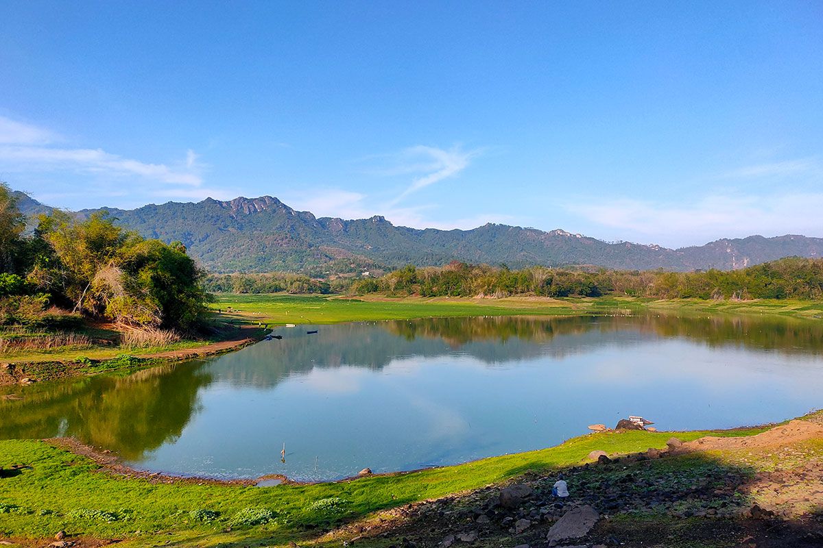 Waduk Tandon atau Waduk Krisak di Wonogiri yang dikelilingi perbukitan.
