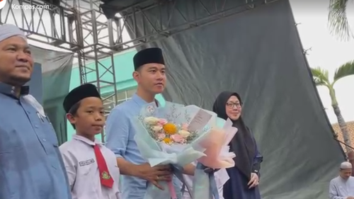 Gibran Dapat Buket Bunga dari Anak SD Usai Bagikan Susu di Ponpes Asshidiqqiyah Tangerang