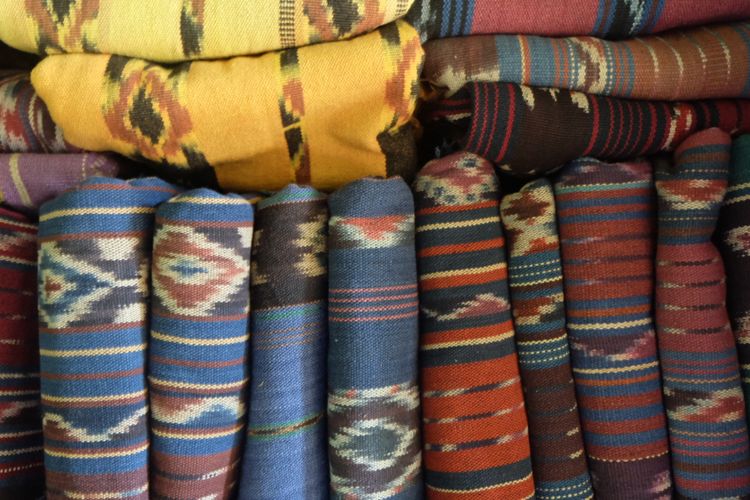Kain tenun dari Alor, Nusa Tenggara Timur.