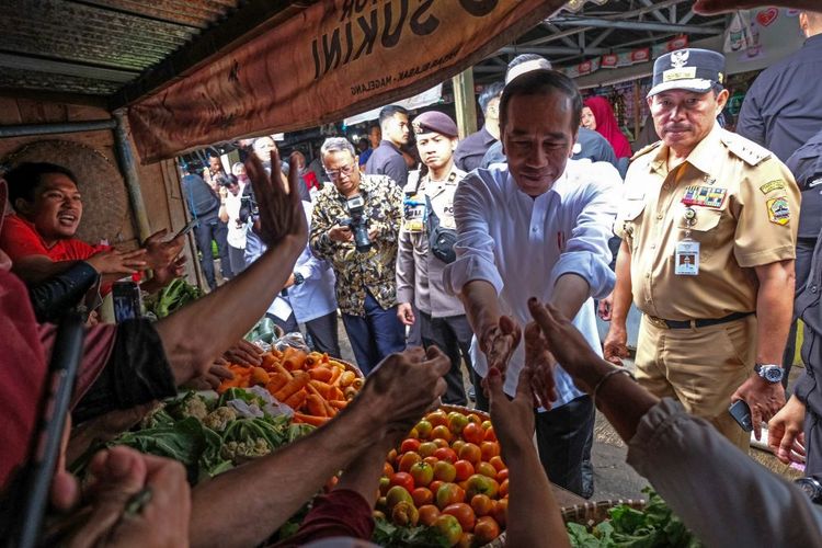 Presiden Joko Widodo (kedua kanan) menyapa warga saat mengunjungi Pasar Mungkid, Magelang Jawa Tengah, Senin (29/1/2024). Dalam kunjungannya, Presiden Jokowi berdialog dengan sejumlah pedagang sekaligus memantau harga sembako. ANTARA FOTO /Anis Efizudin/wpa.