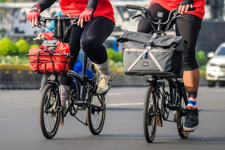 Menjajal dan merasakan kelebihan dan kekurangan dari sepeda Brompton P-Line dibandingkan dengan sepeda Brompton klasik 6 speed. P-Line memiliki 4 percepatan eksternal, yang merupakan inovasi baru dari pabrikan asal Inggris tersebut.