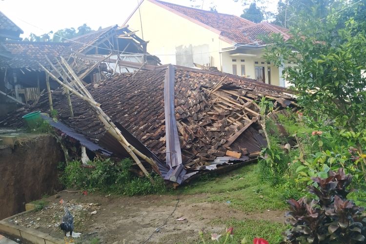 Rumah ambruk di lokasi bencana tanah bergerak Dusun Ciherang, Desa Cijangkar, Kecamatan Nyalindung, Sukabumi, Jawa Barat, Kamis (11/2/2021).