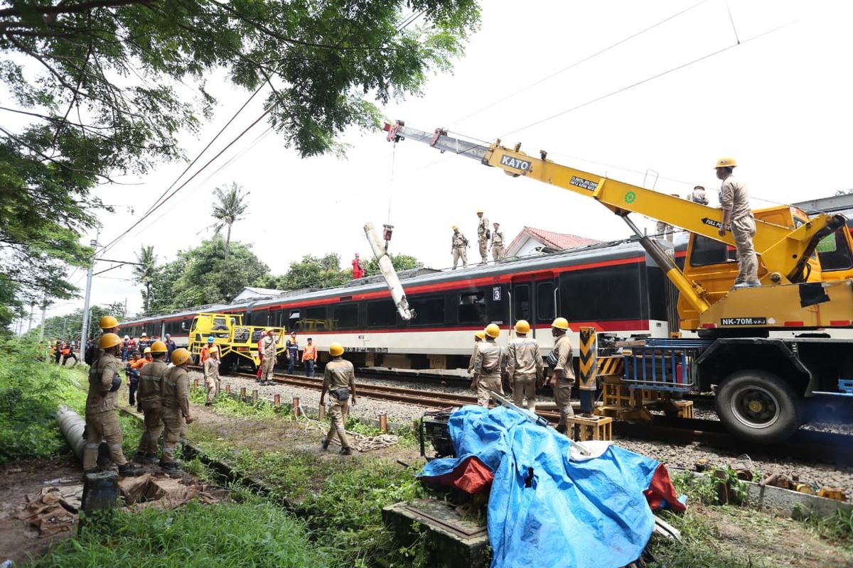Petugas gabungan melakukan proses evakuasi dan perbaikan prasarana di lintas Rawabuaya?Batuceper usai insiden tertempernya KA 806A Commuter Line Bandara oleh truk trailer, Jumat (20/2/2026). Jalur kembali dibuka bertahap setelah hampir delapan jam pemulihan.