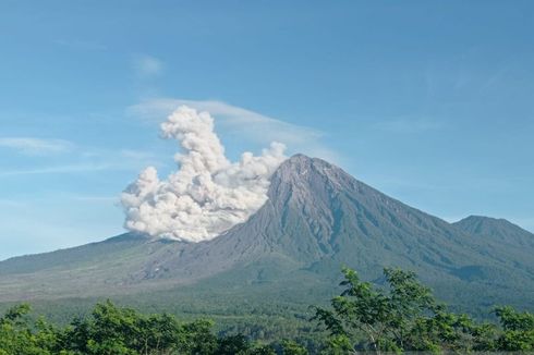 Gunung Semeru Luncurkan Awan Panas Guguran Sejauh 3,5 Kilometer