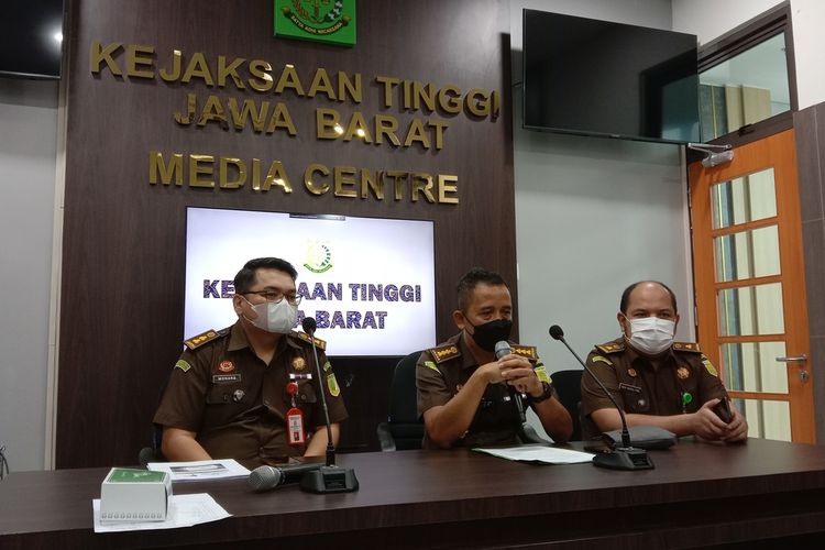 Asisten Pidana Khusus Kejati Jabar Riyono (tengah) melakukan Konferensi Pers terkait Kejati Jabar yang melakukan Eksaminasi terhadap perkara Nurhayati yang dijadikan tersangka dugaan Korupsi APBDes Citemu Cirebon.