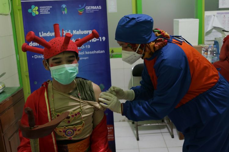 Nakes Puskesmas Balowerti, Kota Kediri, Jawa Timur berkostum unik saat vaksinasi Covid-19, Kamis (28/1/2021).