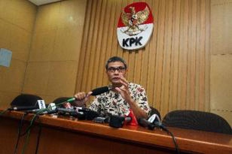 Johan Budi, saat masih menjabat Juru Bicara Komisi Pemberantasan Korupsi, memberikan keterangan kepada wartawan terkait status tersangka Tindak Pidana Pencucian Uang (TPPU) bagi Anas Urbaningrum, di Gedung KPK, Jakarta, Rabu (5/3/2014)