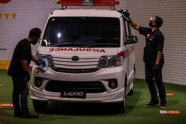 Pekerja membersihkan mobil di area stan Daihatsu saat pembukaan IIMS Hybrid 2021 di JiExpo Kemayoran, Jakarta Utara, Kamis (15/4/2021). Pameran otomotif Indonesia International Motor Show (IIMS) Hybrid 2021 yang berlangsung pada 15-25 April itu digelar secara daring (online) dan kunjungan langsung dengan pembatasan kapasitas dan penerapan protokol kesehatan Covid-19.