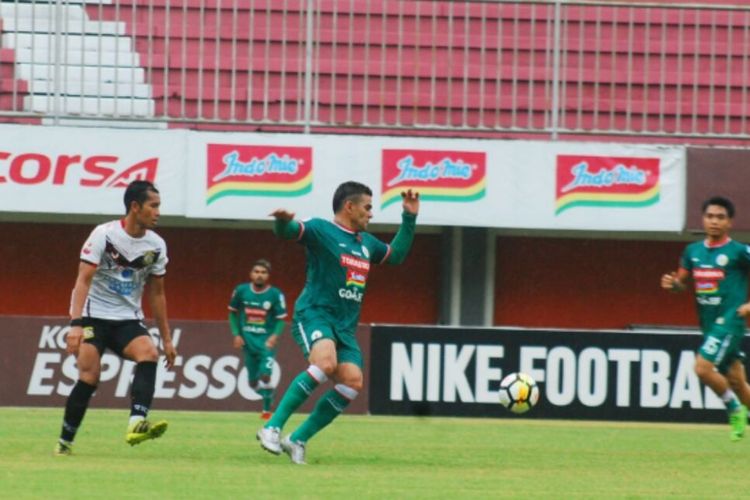 Striker PSS Sleman Cristian Gonzales saat laga melawan Persiba Balikpapan. 