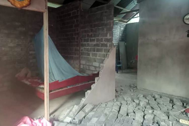 Salah satu rumah warga di Kecamatan Kao Barat, Kabupaten Halmahera Utara, Maluku Utara yang rusak akibat gempa magnituso 5,5 pada Senin (10/1/2022). Dok. BPBD Halmahera Utara