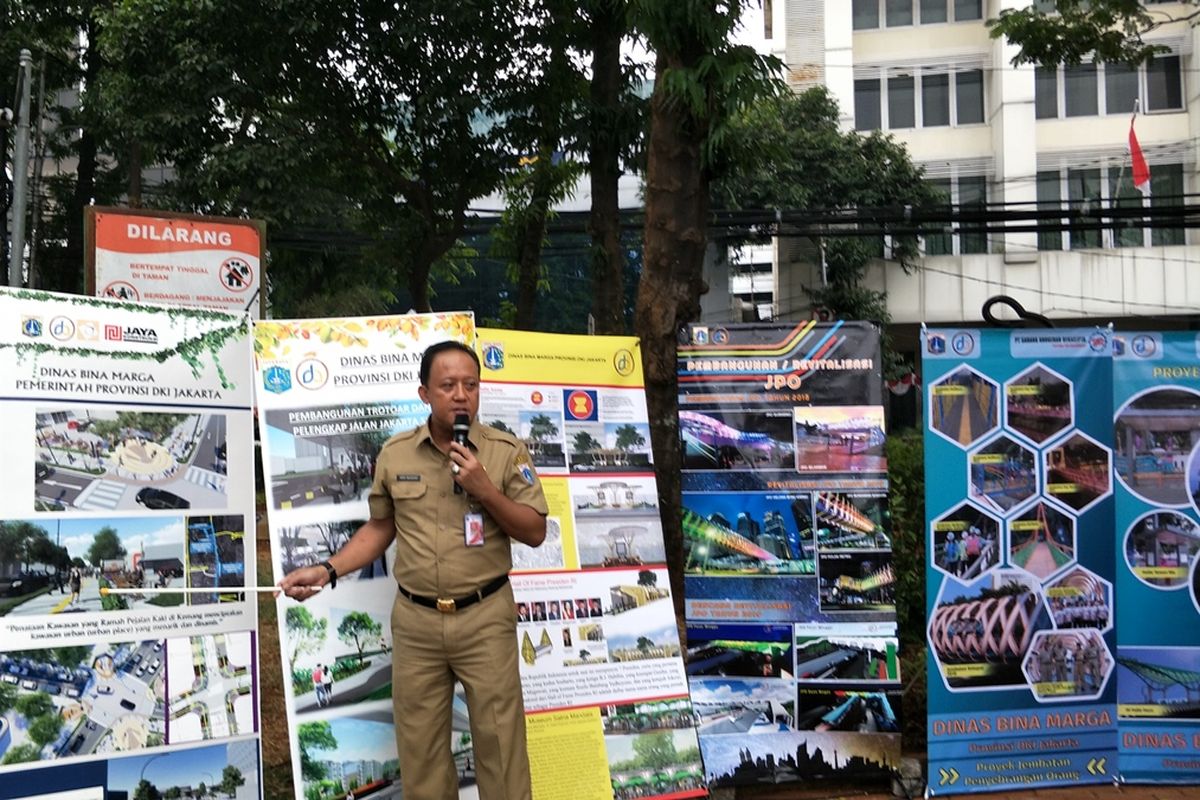 Kepala Dinas Bina Marga DKI Jakarta Hari Nugroho menjelaskan revitalisasi trotoar di 31 ruas jalan di Taman Sepeda, Melawai, Jakarta Selatan, Selasa (27/8/2019).