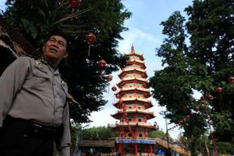 Seorang polisi berjaga di depan pagoda untuk mengamankan lokasi menyambut perayaan Cap Go Meh pada 22 Februari mendatang di Pulau Kemaro, Palembang, Selasa (19/2/2013).  