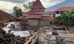 Pj Gubernur Riau Berupaya Salurkan Bantuan untuk Korban Banjir Bandang di Sumbar