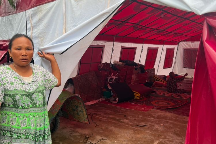 Diterjang Hujan Badai, Korban Banjir di Padang Kesulitan Tidur di Tenda Pengungsian