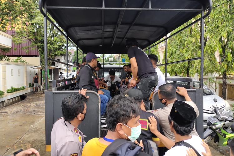 Polisi membawa anggota ormas menuju Mapolresta Samarinda, Jalan Slamet Riyadi, Kaltim, Sabtu (9/5/2020).