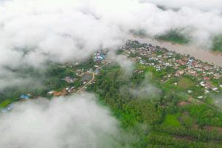 Kabupaten Malinau, Kalimantan Utara, dari udara. Gambar diambil pada Senin (1/12/2014).