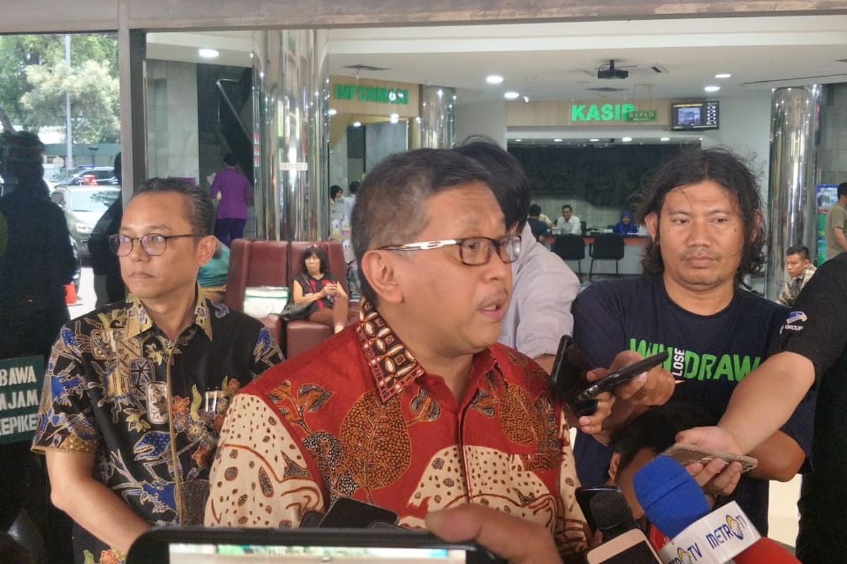 Sekretaris Jenderal Partai Demokrasi Perjuangan Indonesia (PDIP), Hasto Kristiyanto menjenguk Menteri Koordinator bidang Politik, Hukum, dan Keamanan, Wiranto di RSPAD Gatot Subroto, Jakarta Pusat, Senin (14/10/2019) hari ini.