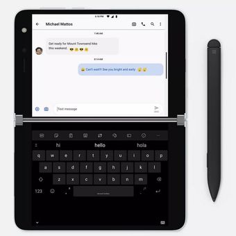 Ponsel lipat Surface Duo saat difungsikan seperti laptop, berikut stylus Surface Pen