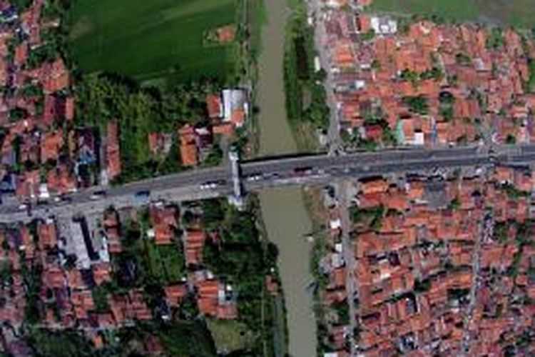 Jalan Pemuda, perbatasan Tegal-Brebes, Jawa Tengah, difoto dari udara, Selasa (1/7/2014). Jalur pantai utara Jawa ini menjadi salah satu jalur yang kerap dilalui saat mudik Lebaran.