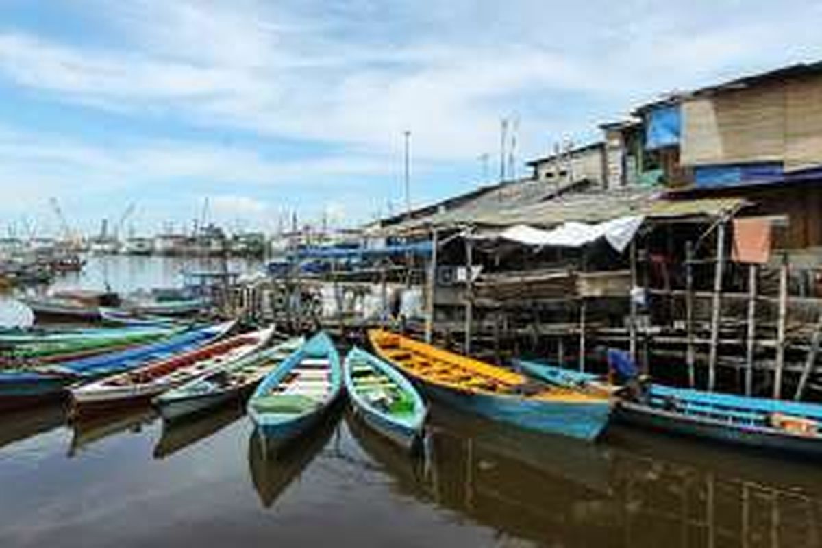 Kampung Pasar Ikan, Penjaringan, Jakarta Utara, Jumat (8/4/2016). Setelah Surat Peringatan 2 diberikan Pemprov DKI, hari ini, warga Pasar Ikan mulai membongkar lapak dagangannya.