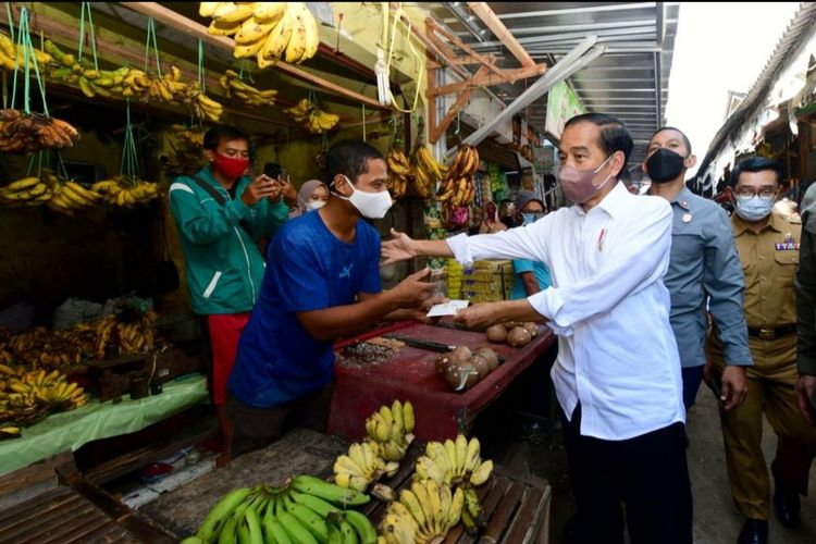 Presiden Joko Widodo saat memberikan sejumlah bantuan sosial (bansos) kepada pesagang di Pasar Harjamukti, Kota Cirebon pada Rabu (13/4/2022).