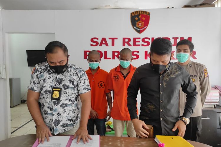 Tim Satreskrim Polres Kukar saat merilis kasus pencurian dengan kekerasan saat merampok seorang anggota TNI perempuan atau Kowad di Mapolres Kutai Kartanegara (Kukar), Kalimantan Timur (Kaltim), Jumat (4/3/2022). 