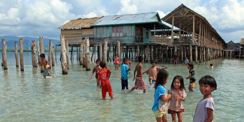 Kehidupan Suku Bajo Torosiaje yang tidak terpisahkan dari laut, membuat anak-anak mereka juga mengenali laut sejak usia dini. Bahkan lahan bermain mereka pun adalah laut.