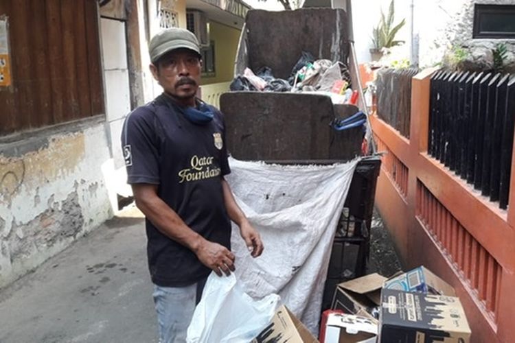 Sili (42) yang bekerja sebagai tukang sampah di Kelurahan Rawamangun, Pulogadung, Jakarta kebingungan anaknya tak memiliki handphone untuk belajar dari rumah. Sementara itu, kegiatan belajar mengajar di tengah pandemi Covid-19 sudah ditetapkan dengan metode Pembelajaran Jarak Jauh.
