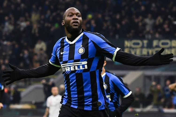 Bomber Inter Milan, Romelu Lukaku, merayakan gol kontra Cagliari pada laga Coppa Italia pada 14 Januari 2020 di Stadion Giuseppe Meazza, 14 Januari 2020.