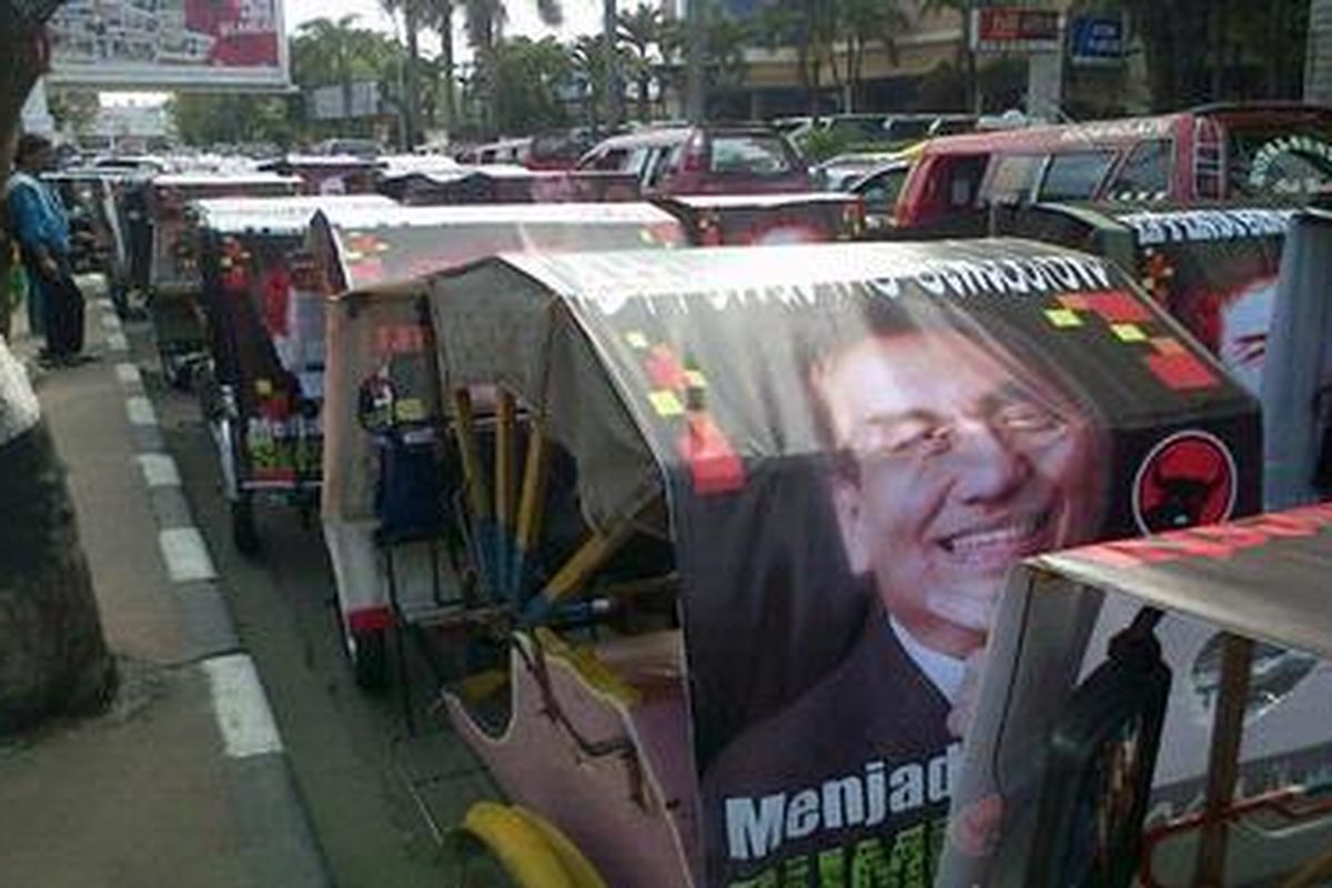 Puluhan becak motor memeriahkan pedaftaran pasangan Effendi Simbolon-Jumiran Abdi, yang diusung PDIP, PDS, dan PPRN, saat mendaftar ke KPU Sumut, Jumat (16/11/2012).