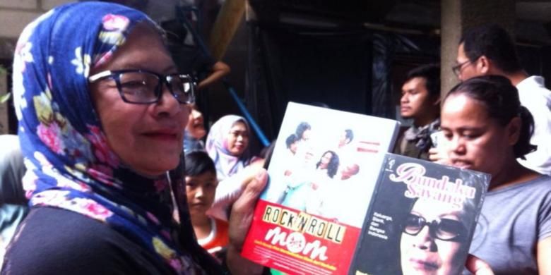 Manajer grup band Slank, Bunda Iffet memberi dua buku karangannya, Rock n' Roll Mom, dan Bundaku Sayang kepada ibunda bakal calon presiden Joko Widodo, Sujiatmi, saat pria yang diusung Partai Demokrasi Indonesia Perjuangan tersebut bersilaturahim ke markas Slank di Gang Potlot III, Kalibata, Jakarta Selatan, Selasa (27/5/2014).