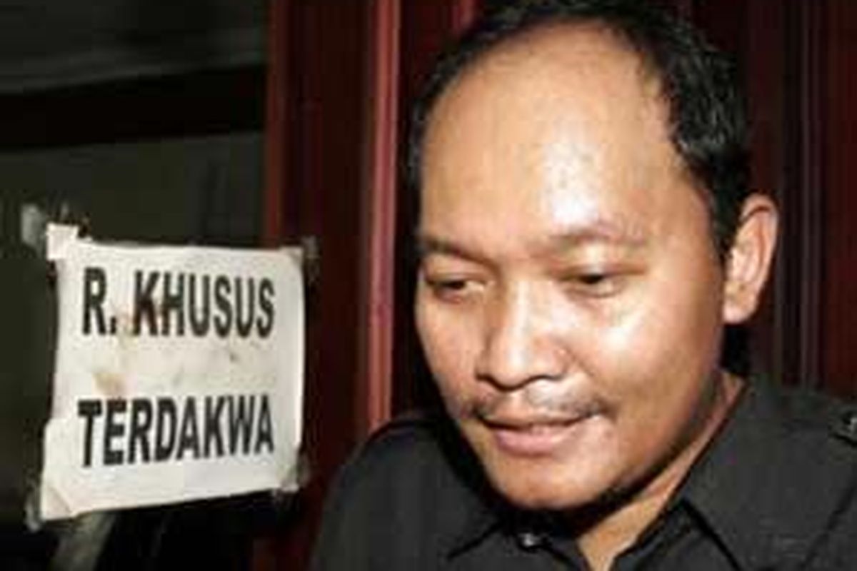 Jaksa non-aktif Urip Tri Gunawan usai mengikuti sidang perdana pembacaan dakwaan di pengadilan Tipikor, Jakarta, Selasa (24/6). Urip didakwa telah melakukan tindak pidanan korupsi dengan menerima uang suap sebesar 660 ribu dolar AS semasa menjadi jaksa kasus BLBI II dari pengusaha Artalyta Suryani. 