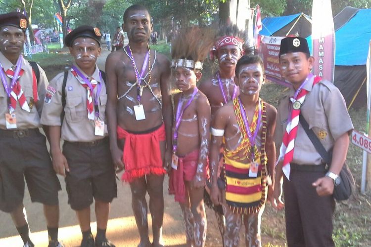 Seorang Guru Garis Depan Sahril Anci asal Kabupaten Maros, Sulawesi Selatan bertugas mengajar di SMP Negeri Momi Waren Kabupaten Manokwari Selatan, Papua Barat.