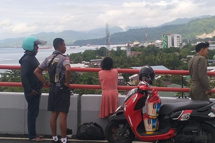 Anggota TNI Gagalkan Percobaan Bunuh Diri ODGJ di Jembatan Merah Putih Ambon