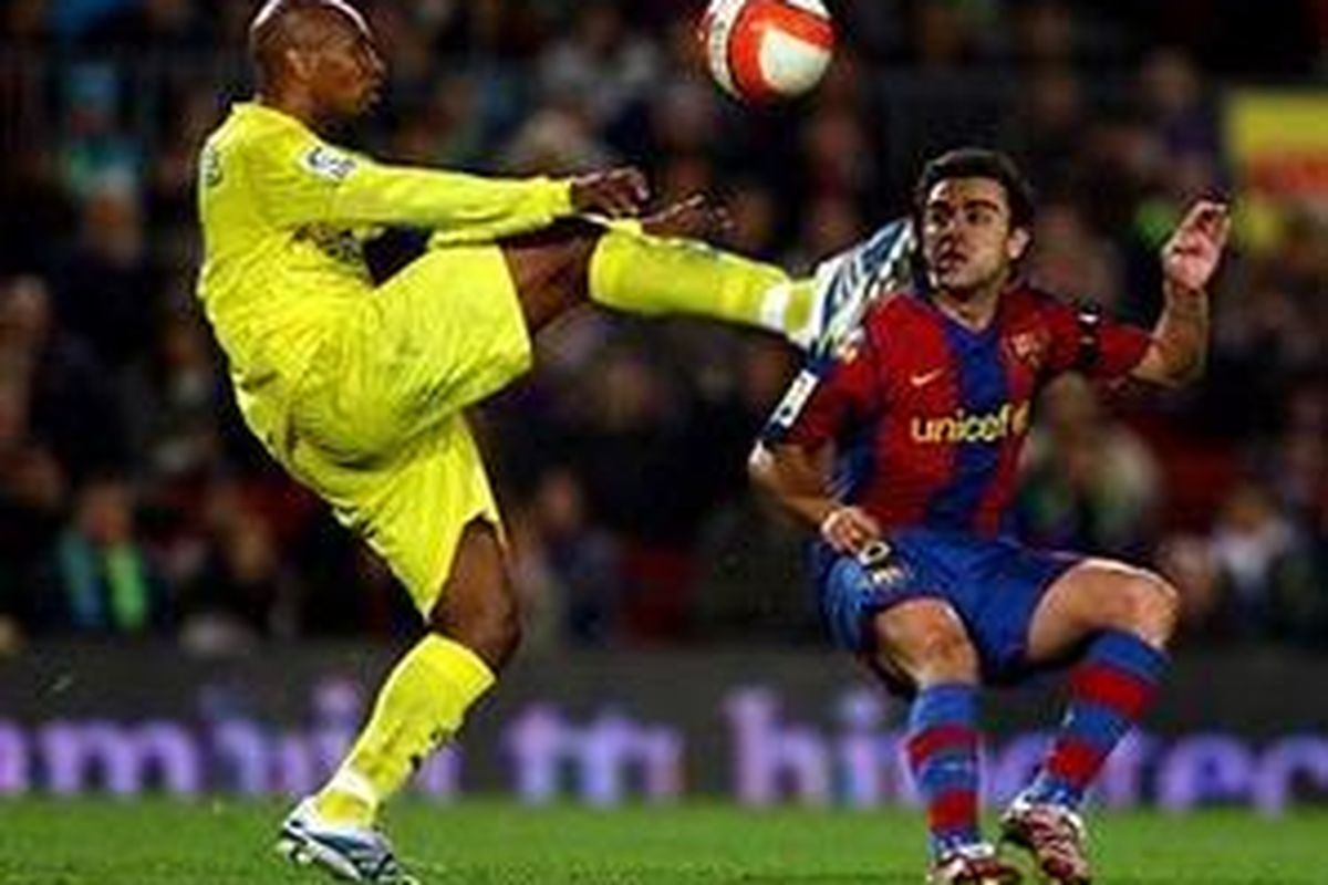Pemain Villarreal, Marcos Senna (kiri) berduel dengan gelandang Barcelona, Xavi Hernandes. Kedua tim akan kembali bertemu pada Minggu (21/12).