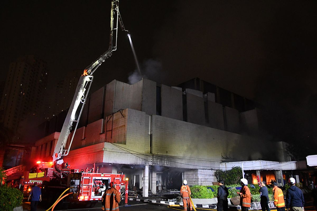 Petugas pemadam kebakaran berusaha memadamkan api yang membakar gedung Hailai di kawasan Ancol, Jakarta Utara, Selasa (5/11/2019) dini hari. Menurut Kepala seksi operasi Sudin Damkar Jakarta Utara Abdul Wahid mengerahkan 20 unit mobil damkar untuk memadamkan api yang membakar gedung pada pukul 23.00 WIB Senin (4/11/2019) malam.