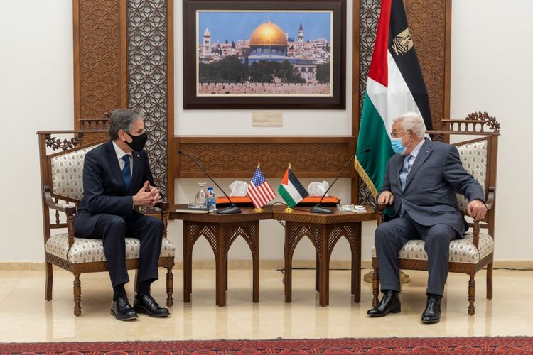 Pertemuan pertama Menteri Luar Negeri AS Antony Blinken (kiri) dan Presiden Otoritas Palestina Mahmoud Abbas (kanan) menyusul gencatan senjata Israel-Hamas, pada Selasa (25/5/2021). [Twitter/@SecBlinken] 