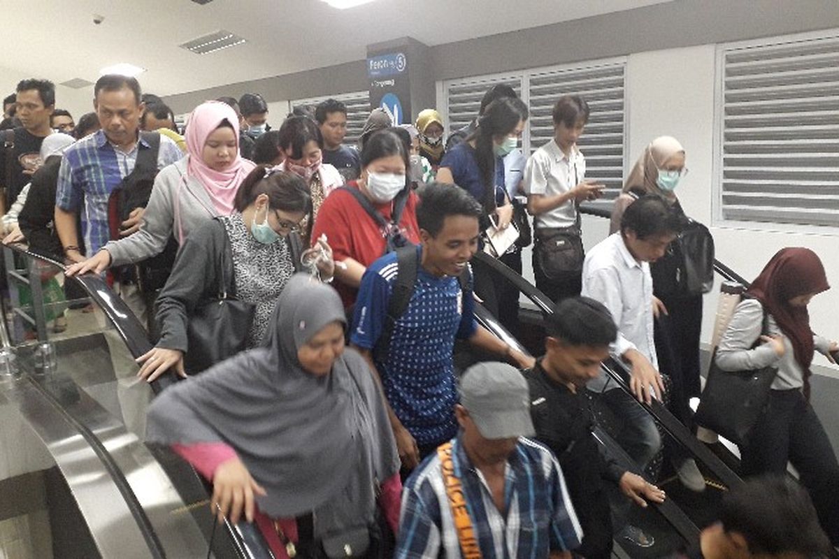 Penumpang Kereta Rel Listrik (KRL) di Peron 5 Stasiun Duri, Jakarta Barat pada Rabu (28/3/2018). 