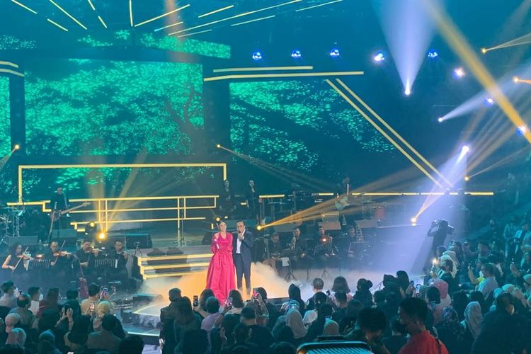 Penyanyi Ari Lasso dan Ariel Tatum hadir dalam konser bertajuk Kehidupan Ketiga di Balai Sarbini, Jakarta, Jumat (28/10/2022). 