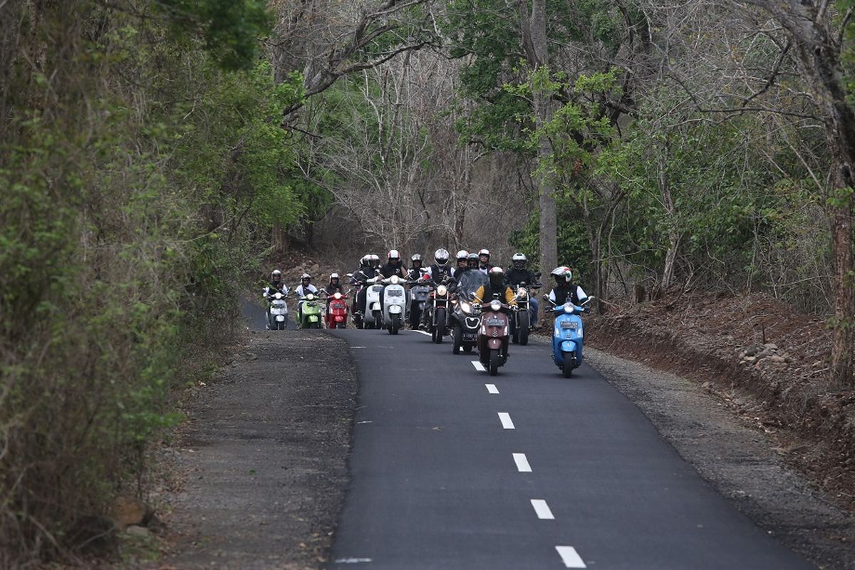 Rombongan turing Iconic Ride PT Piaggio Indonesia saat memasuki kawasan Taman Nasional Baluran, di perbatasan Situbondo-Banyuwangi, Jawa Timur. Aspal mulus mempermudah akses pengunjung untuk menjangkau kawasan hutan, padang sabana, hingga ke pantai Bama di ujung areal itu. 