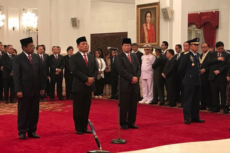 (Dari kiri ke kanan) Idrus Marham, Jenderal TNI (purn) Moeldoko, Agum Gumelar dan Marsekal Madya TNI Yuyu Sutisna saat pelantikan di Istana Negara, Jakarta, Rabu (17/1/2018).