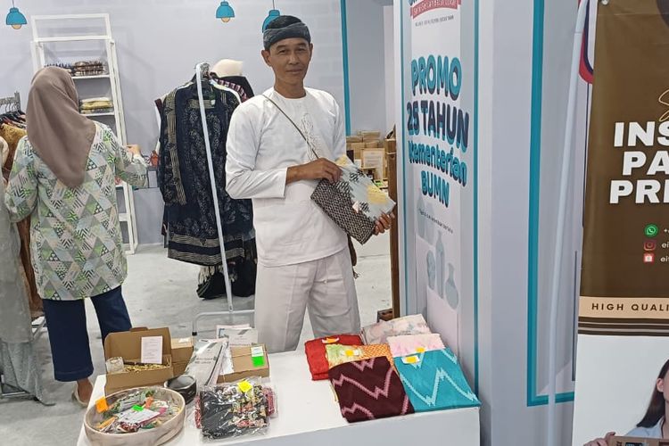 Pebisnis kain tenun brand Tenun Garut Hendar (Tegar)