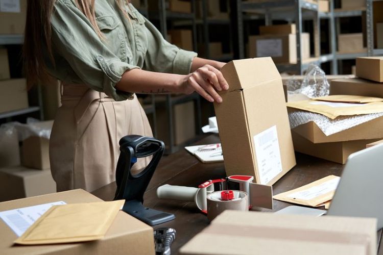 Ilustrasi penjual e-commerce.